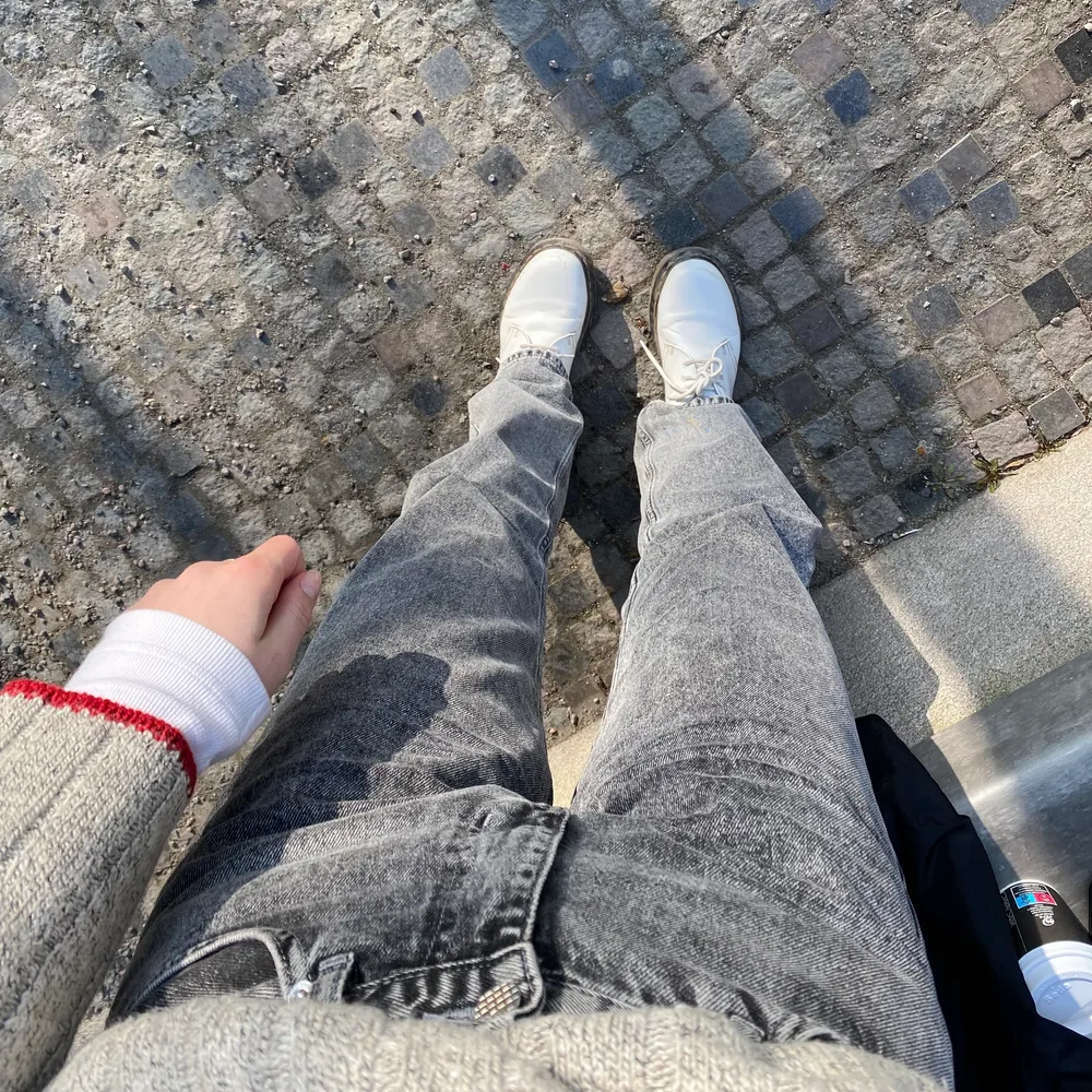 Gråa jeans från Junkyard i storlek 36. Sparsamt använda! Jag är 172cm lång, dom sitter jättefint på! I jeans brukar jag ha 27/32.. Jeans & Byxor.
