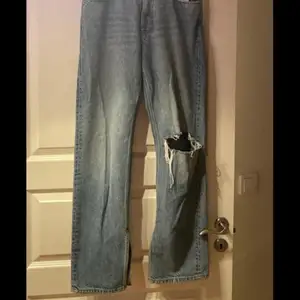 Jättefina Jeans i storlek 38 med slits nertill, andvända 1 gång, är lite för långa för mig och är 165 cm