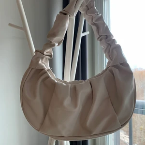 Handväska - Vit handväska i läderimitation.