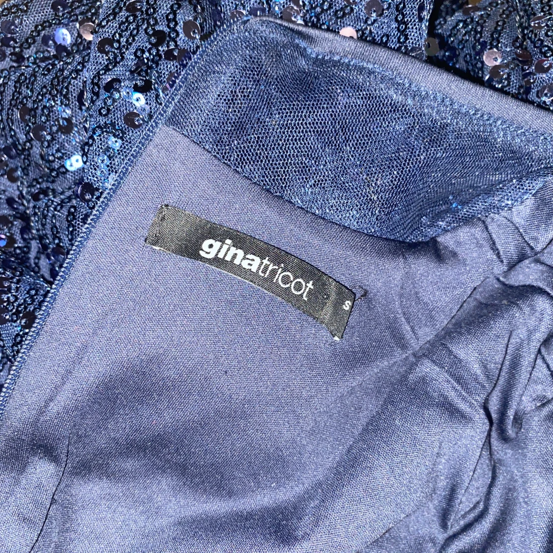 Mörkblå paljettklänning - 90