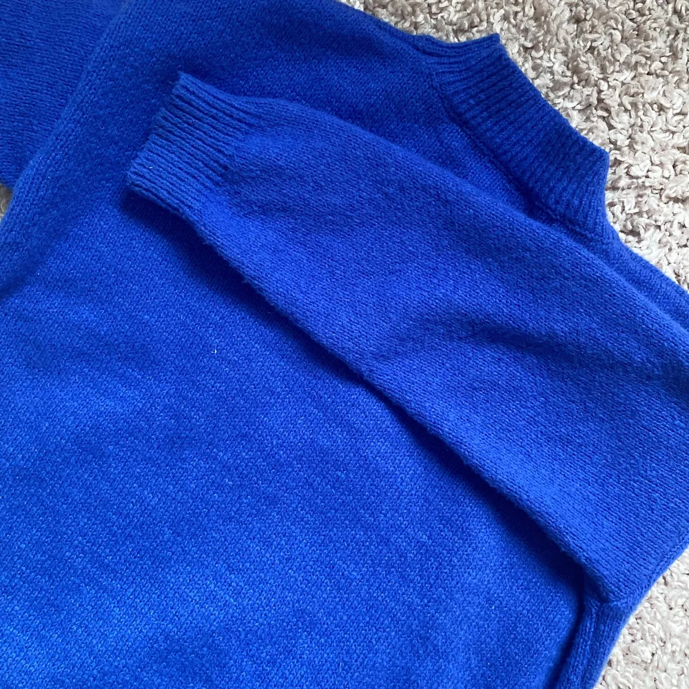 En blå tröja i nyskick! Storlek S men skulle nog också passa en M! Säljer för 100kr!😍🤌🏻. Tröjor & Koftor.
