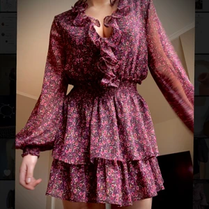 blommig zara klänning - jättefin trendig klänning från zara som är lite röd/lila. har dock en pytteliten lagning på insidan som knappt märks (bild 3)