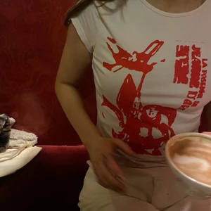 Ljusrosa t-stirt med Jeanne Darc tryck - T-shirt med rött tryck 