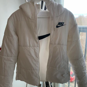 Nike jacka - Vinterjacka från NIKE i strl S. Går att vända in och ut för olika designer.