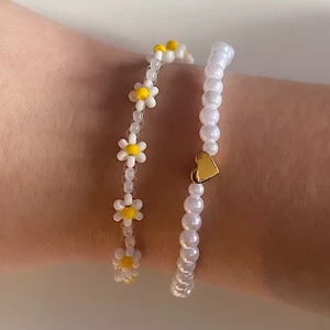 pärlarmband - Säljer dessa pärlarmband som jag har gjort. Båda går att göra som halsband också och/eller i andra färger. Pärlarmbandet med hjärtat går att göra med stjärna och det går även att få silver. Skriv privat för fler bilder eller vid frågor. Köparen står för frakten och betalning sker via swish 🤍 50kr/st