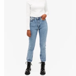 Jeans - Monkis kimomo jeans i stl 27 och färgen mid blue, superfint skick🤍 Det första två bilderna är lånade från monkis hemsida men kan skicka fler bilder till intresserade🥰 kan hämtas i Västerås eller fraktas mot en kostnad