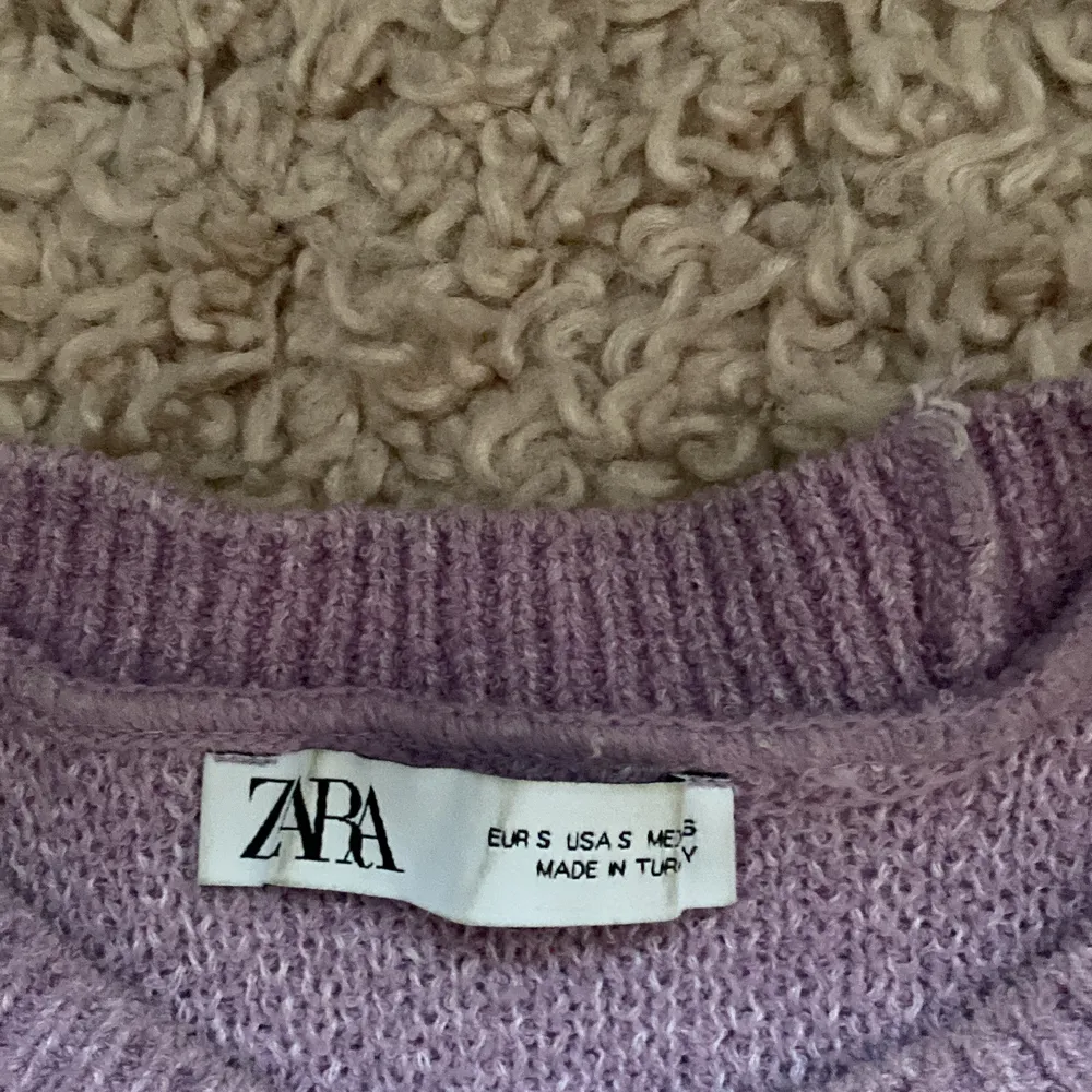  Säljer nu denna fina tröja för att den är lite förstor är S och är lite förstor för mig som har xs. Den är ifrån Zara och är i ny skick bara använd fem gånger. . Stickat.