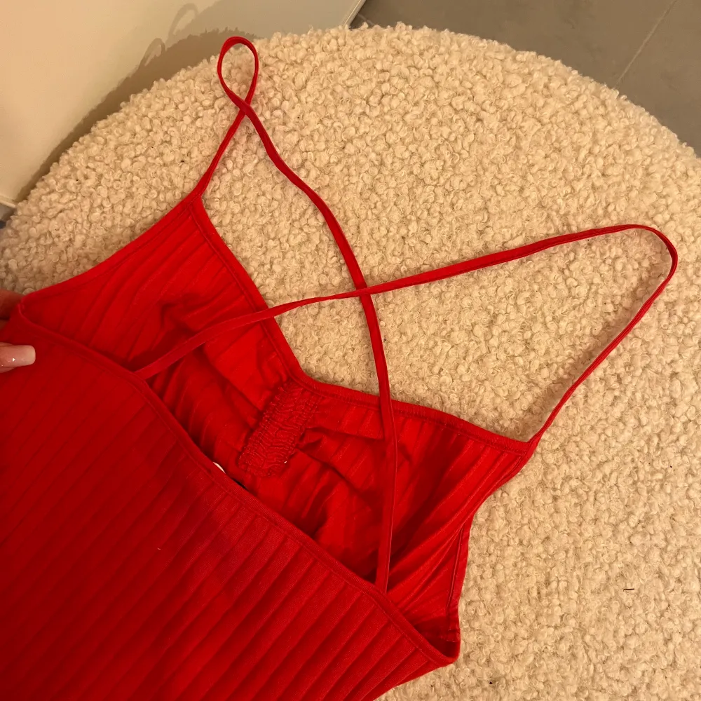 Jag säljer en röd fin Zara body i storlek S. Den har tunna band bak i ryggen. Aldrig använd, (endast nu vid tagning av bilder) då den är lite för liten tyvärr.  Så i mycket bra skick! Och perfekt nu till sommaren.❤️ Tar Swish:). Toppar.