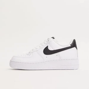 Nike air force  - Superfina Nike air force i bra skick! Skriv för frågor, frakt tillkommer❣️. Skriv endast vid seriösa frågor eller om du faktiskt är intresserad av att köpa 🥰🤩