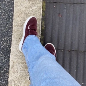 Vinröda skor  - Säljer dessa skor från Jim rickey som jag köpte på plick💕 passade inte mig riktigt, därav säljer jag! Super bekväma och snygga annars