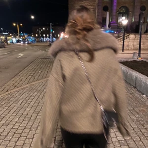 Meotine jacka  - Säljer nu min meotine jacka köpt denna hösten då den inte har kommit till användning. SÄLJER IGEN PÅGRUND AV OSERIÖS KÖPARE. Den är i modellen Charlie jacket och i färgen beige❤️ skriv privat för fler bilder eller mer information🥰