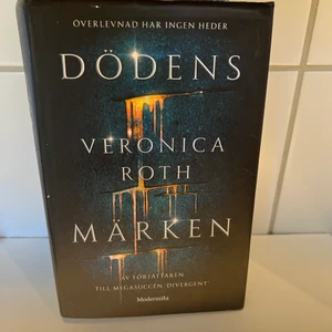 Bok dödens märken - Bok av Veronica Rooth som är bland annat författaren av Divergent. Läst endast en gång, nypris 220