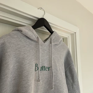 Butter Hoodie strl. L - Sparsamt använd hoodie av märket Butter, storlek L så passar som en snygg oversized hoodie på de flesta! 