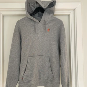 Nike Hoodie - Vintage hoodie från Nike, strl. S men jag skulle säga mer som en M (på en kille). Hör gärna av dig!