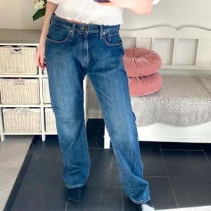 Jeans  - Säljer ett par jeans. Tyvärr för stora för mig i midjan, jag brukar ha 38/w28. Fint skick, köpare står för frakt👖💘
