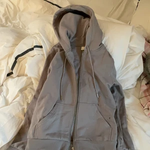 Grå zip hoodie  - En as chill grå zip hoodie som jag köpte i Barcelona i höstas och helt glömt bort.jag har inte fått så mycket användning av den men den ser riktigt bra ut tillsammans med ett par jeans short och ett linne. Köpte för 300, säljer för 150kronor eftersom den är helt oanvänd.❤️