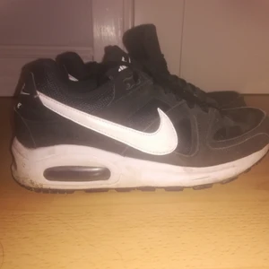  Nike air max!!! - Säljer Nike air max skor. Storlek 38/39. Dom är fåtal gånger använd. Priset ligger runt 200kr plus frakt på 50kr. Vid snabb affär kan jag tänka mig att gå ner i priset 