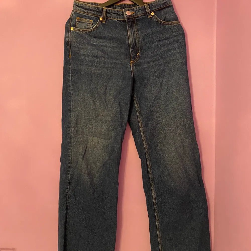 Mörkblåa Monki jeans i modellen Yoko, använda fåtal gånger men i bra skick. Jeans & Byxor.