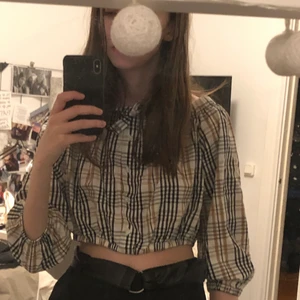 Rutig blus  - Den är väldigt kort. Som en mag blus. Den är kortare än vad den ser ut, har högmidjade byxor. Använd en gång. Köpt från Monki.  Säljer för 70kr  Frakt: 52kr Storlek: S  Vid frågor är det bara att skicka ett meddelande✨