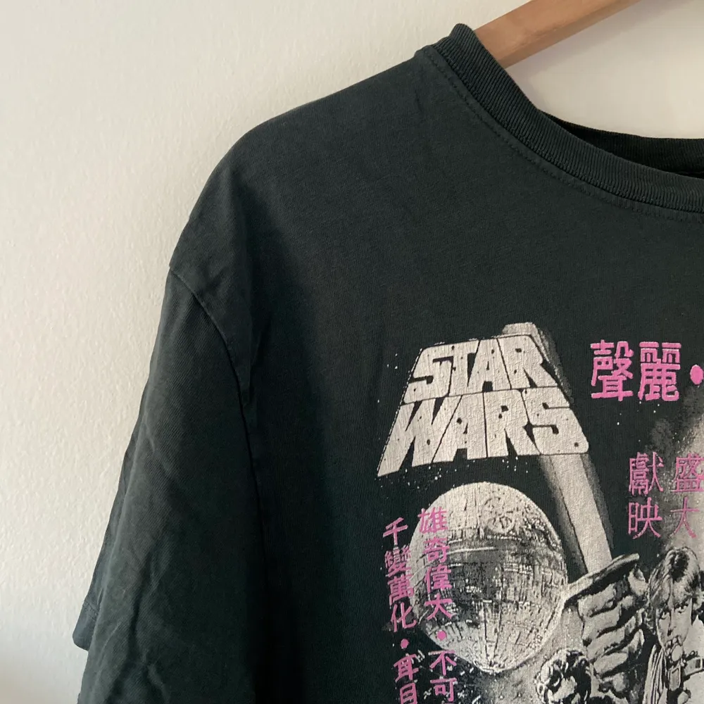 En oversized t-shirt från hm med star wars tryck på. Kommer inte till användning så är i bra skick säljer därför den💕. Köparen står för frakt🪴💕. T-shirts.