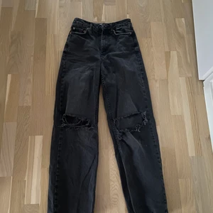 Vida jeans med hål - Ett par jeans i storlek 32. Det insydda så att de passar någon mellan 155-160. Jag själv är lite längre än 160 och de börjar bli lite korta för mig!