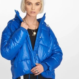 Electric blue Urban Classics jacka  - Så fin jacka, perfekt till kallare vårdagar och till hösten!😆