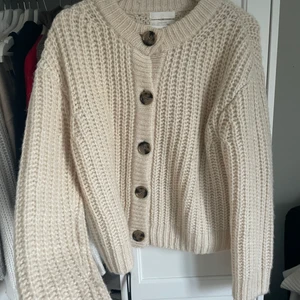 Superfin stickad kofta från hm - Superfin kofta, helt ny och använd endast två gånger! I alpacka ull och är så skön💛 Tillkommer frakt på 60kr