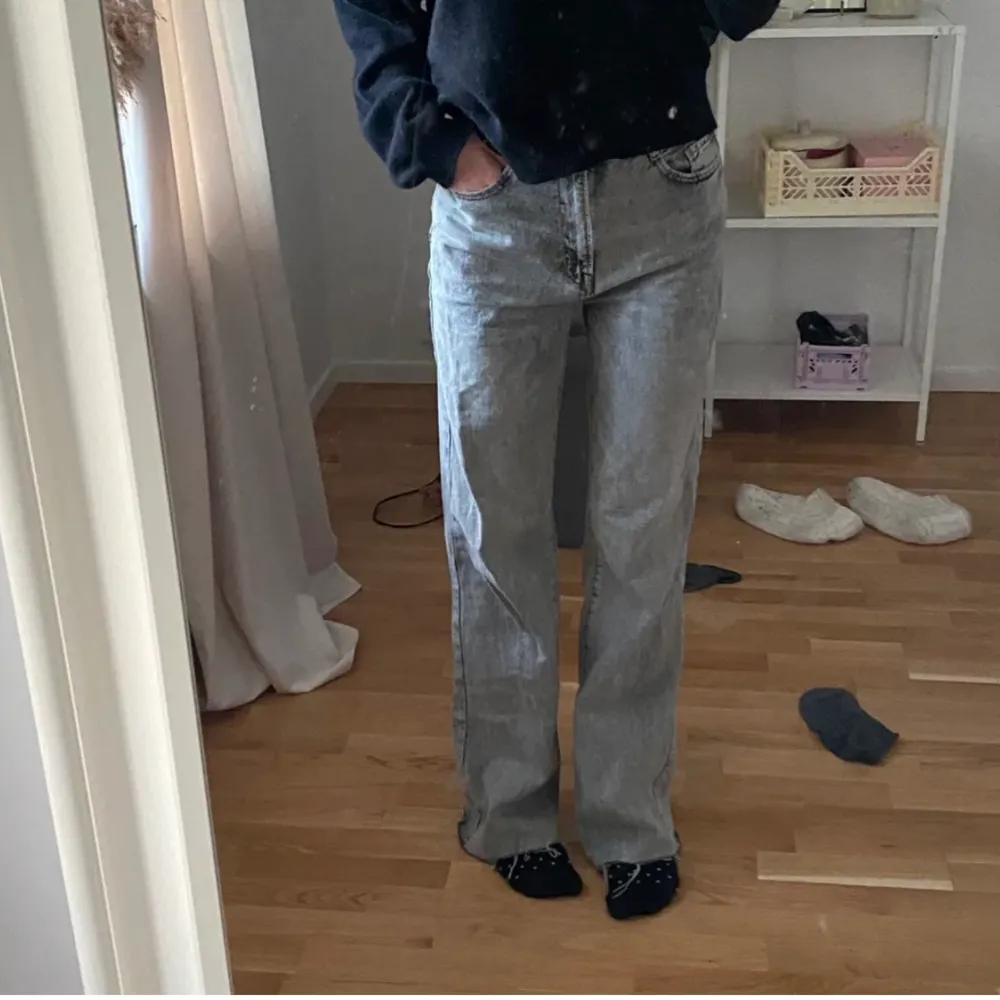 (lånade bilder) Zara jeans som köptes för lite mer än 200 kr. Dom var för långa för mig som är väldigt kort. Skriv för mer bilder!💕. Jeans & Byxor.