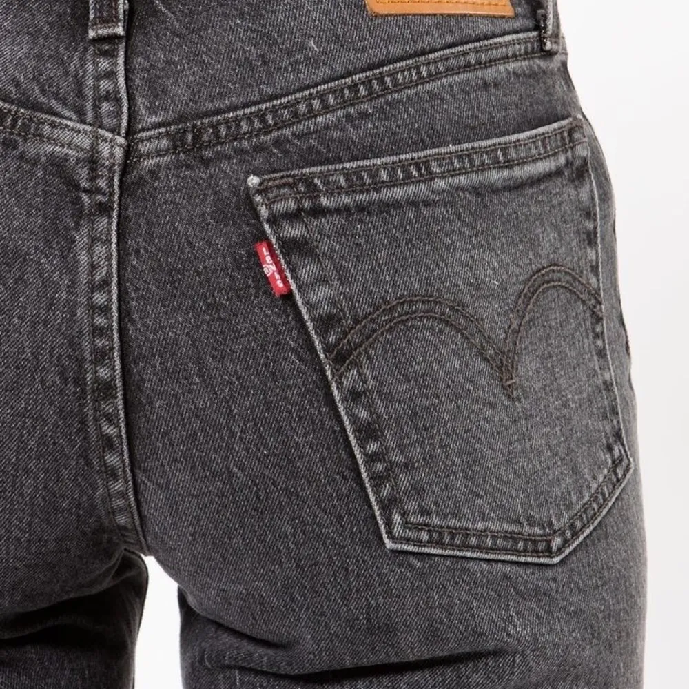 Ett par raka fina Levis jeans som tyvärr inte kommer till användning, max använt 4 gånger. Köpare stå för frakt!💖. Jeans & Byxor.