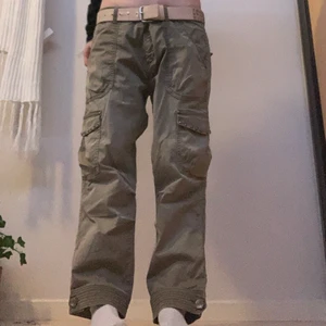 Cargo byxor - Beiga cargos köpta på beyond retro. Dessa kommer inte till användning längre. Kan behövas skärp då de är stora i midjan för mig som har xs. Köp direkt för 220kr +frakt eller buda