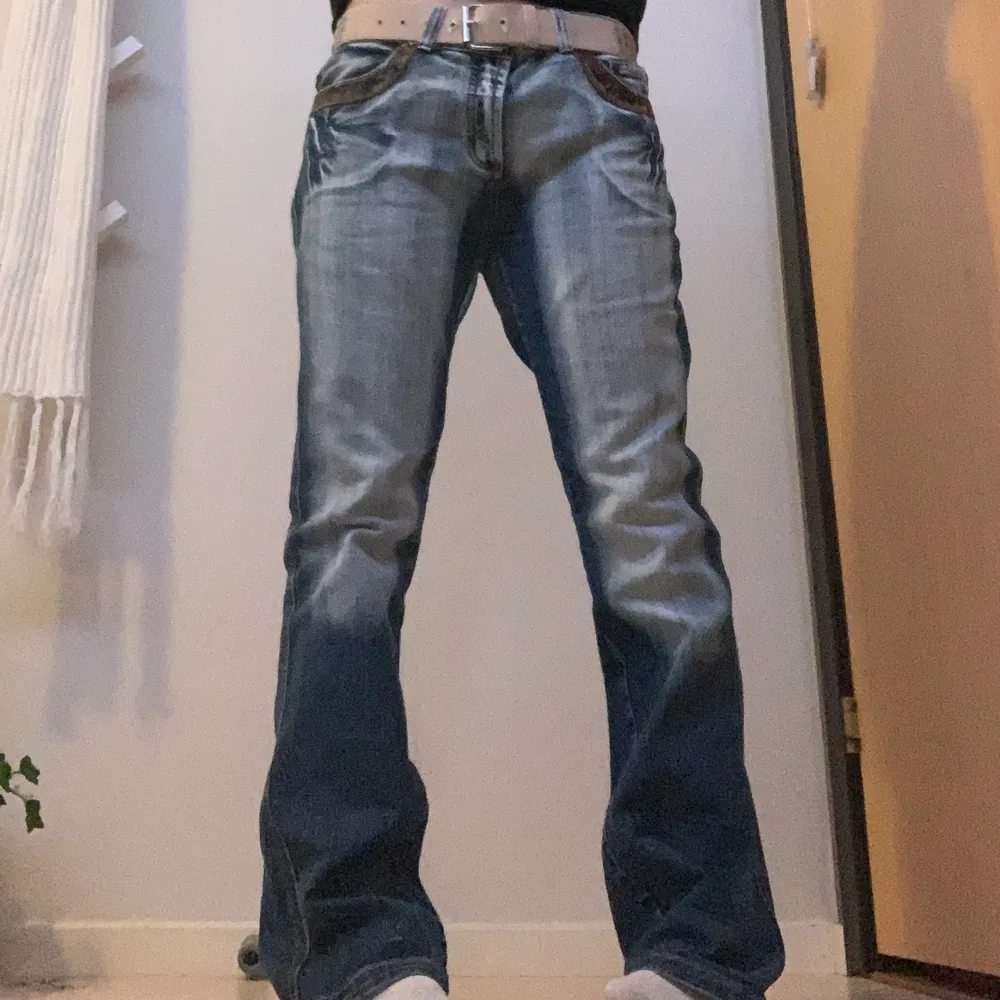 Lågmidjade jeans jag köpte här på Plick som inte kommer till användning ❤️. Jeans & Byxor.
