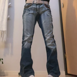 Jeans - Lågmidjade jeans jag köpte här på Plick som inte kommer till användning ❤️