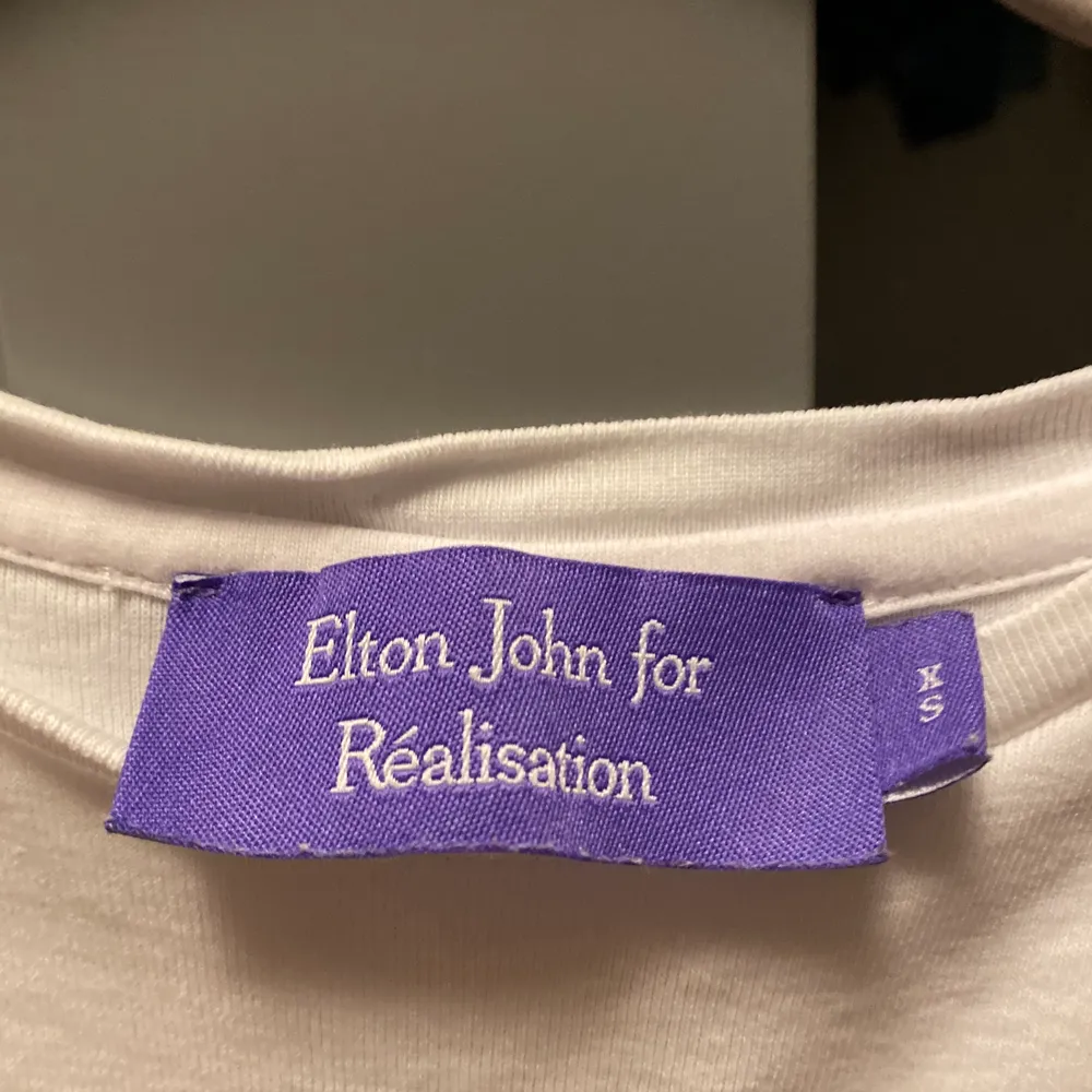 Realisation par x Elton John t shirt ”the Hercules baby tee”, Max använd 5 ggr, strl xs. T-shirts.