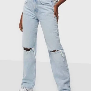   - Säljer dessa baggy jeans från Gina Tricot, dem är lite långa för mig som är 1,62. Använda ca 5 gånger, hålet på höger knät har blivit lite större men inget som syns! Köpare står för frakt. Skriv privat för frågor💖