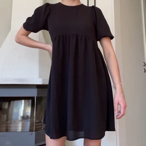 Svart smock klänning - Säljer min svarta smockklänning då jag har en liknande. Perfekt nu till våren och sommaren❣️☀️ 