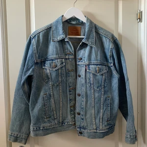 Levi’s jeansjacka storlek M - Jätte snygg jeansjacka från Levi’s i storlek M. Perfekt att ha nu till våren men också på sena sommar kvällar. Sjukt snygg och i gott skick! Köparen står för frakten!🥰
