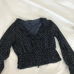 Marinblå tröja - Marinblå tröja med vita prickar