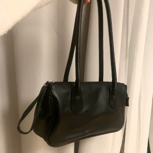 Snygg retro läderväska  - Supersnyggg och rymlig läderväsk som passar perfekt över axeln. Den är i mycket bra skick!