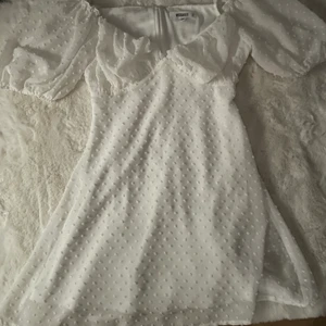 Klänning - Säljer då jag inte har någon användning för den för tyckte inte den satt bra på mig , hade den på skolavslutning förra året sen har den bara hängt i min garderob.  2,3 Bilderna är lånade från hon jag köpte av