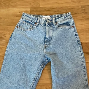 Jeans från Zara, storlek 34 - Jeans från Zara, storlek 34. Använd ett fåtal gånger, är i bra skick 👍🏼