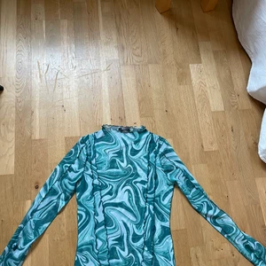 Topp - En topp från Gina! Bara använd 1 gång 🤗🙌🏻 storlek s men skulle säga den även passar xs 