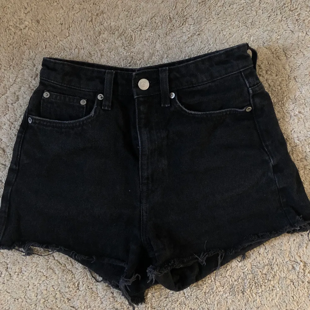 Svarta, ganska korta jeansshorts från Weekday. Använda men i bra skick. Ganska små i storleken.. Shorts.