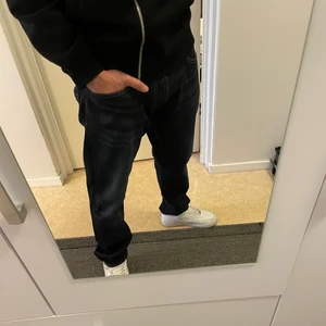Polo Ralph Lauren Jeans Herr - Skitsnygga navy blue Ralph Lauren Jeans köpta i Barcelona för 1400 (nypris) och bara använda 2-3 gånger då de inte passar min stil. De är i Regular fit och för mig som är 32/32, 178 cm, passar dem jättebra. skriv för fler bilder och info! Köparen står för frakt