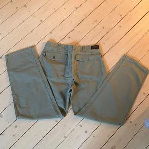 Diesel byxor - As coola byxor från diesel i grå/grönt!! Straight modell. Supersnygga fickor både fram och bak🤩 Tyvärr lite slitna längst ner och har små vita fläckar på vissa ställen, men synns knappt! Innerben: 78 cm Midjemått: 82 cm