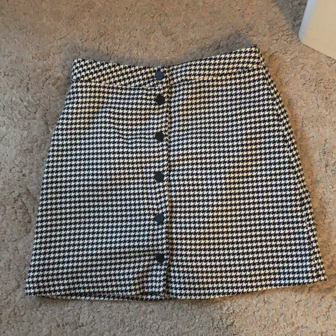 Hundtandsmönstrad kjol från Stradivarius