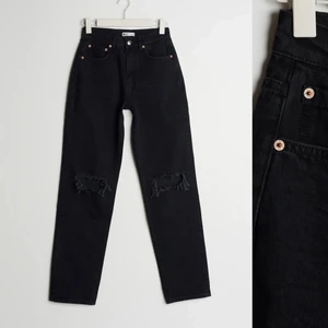 Gina tricot  - Hej säljer dessa par jeans från Gina tricot (90s jeans tall) då dom inte kommer till användning längre dom är högmidjade utan stretch och slitna knän (hål) dom är raka i benen och ska ha en längre  ben längd men är lite lite korta på mig som är 173. Storlek 32 och stussmått 87 cm. !OBS jeansen ska tvättas utan sköljmedel och ut och in! Skriv gärna om ni är intresserade eller undra något❣️det kommer kunna gå att buda på dom också! Frakten ingår ej och kostar 66kr spårbart. Ordinarie pris 599kr