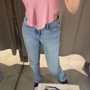 Zara mid rise jeans - Populära mid rise jeans från zara, storlek 34! säljer då jag inte använder de längre!💞 frakt 62kr