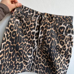 Skitsnygg kjol - Är storlek S men passar bättre en XS! Jeanstyg. Har aldrig använt den  pga att den är för liten för mig. Tyvärr inte stretchig alls i materialet. 