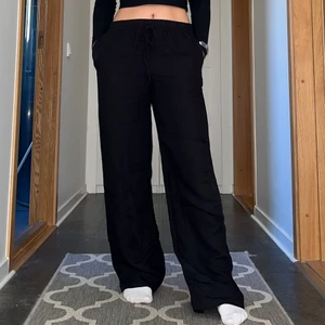 Linnebyxor H&m m - Säljer dessa helt oanvända H&m linnebyxor med lapparna på! Dem är en storlek m men passar även en storlek s. De är slutsålda på H&m! Kan skicka egna bilder vid önskan! ❤️