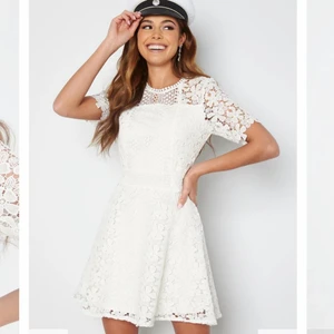 Studentklänning  - Rixie Dress White från Bubbleroom. Aldrig använd, endast testad inför min student förra året. Ordinarie pris 699kr. 